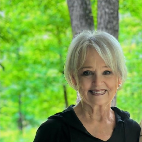 Meet your Posher, Sandy - Picture 1 of 16